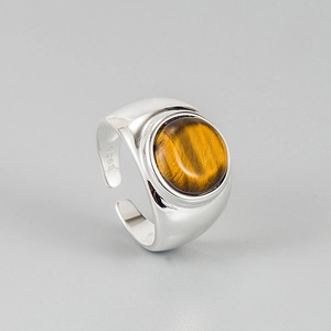 Anillo ajustable de plata de ley S925 con piedra ojo de tigre sobre fondo gris neutro