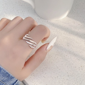 Detail of S925 sterling silver ring with geometric claw-like crisscross design for women