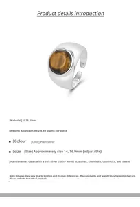 Detalle macro del anillo de plata 925 con piedra ojo de tigre y banda abierta ajustable