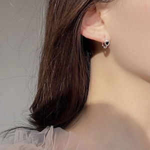 Elegant S925 sterling silver twist hoop earrings featuring a black heart-shaped zircon stone