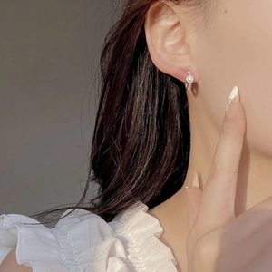 Élégantes boucles d'oreilles créoles en argent 925 avec perle de culture baroque