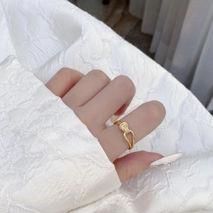 Anello minimalista a doppio nodo in argento 925 dorato su mano femminile con pizzo