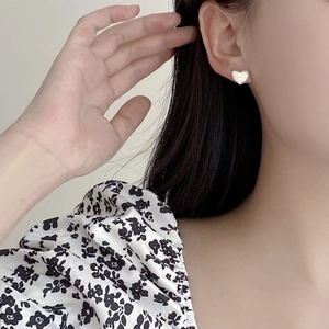 Clous d'oreilles cœur en argent S925 avec texture brossée et finition nacrée irisée