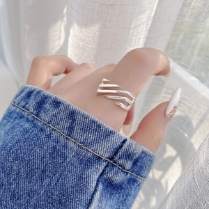 S925 sterling silver geometric hollow ring with cross diagonal lines on index finger