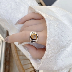 Anillo de plata de ley 925 con piedra de ojo de tigre marrón y diseño minimalista