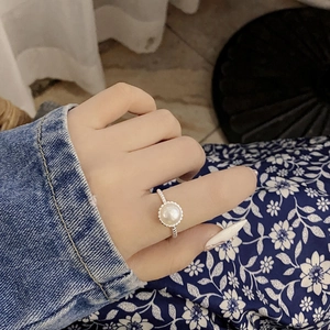 925 silver twist rope ring with white freshwater pearl worn on finger for a minimalist look