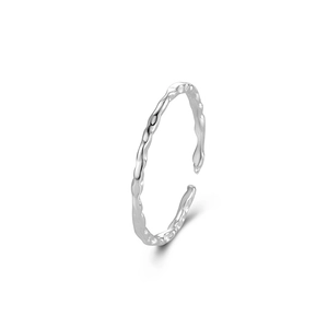 Anello aperto minimalista in argento sterling 925 con finitura martellata irregolare