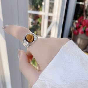 Anillo de plata de ley 925 con piedra ojo de tigre en modelo y fondo de encaje