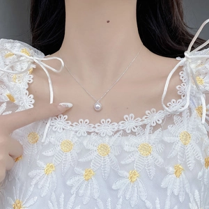 Élégant collier en argent S925 avec pendentif perle d'eau douce porté par un mannequin