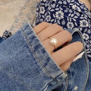 Close-up of 925 silver pearl ring with gold-tone twist band and white freshwater pearl