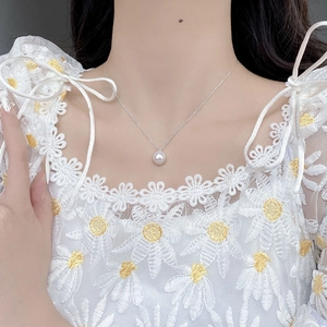 Collier en perles d'eau douce baroques avec chaîne en argent et haut en dentelle