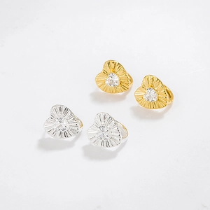 Orecchini a cuore plissettato in argento 925 con zircone in oro e argento
