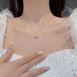 Élégant collier perle d'eau douce 8mm sur une fine chaîne dorée en argent S925