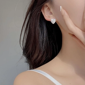 Orecchini a cuore in argento 925 con texture a pieghe e zirconia cubica scintillante