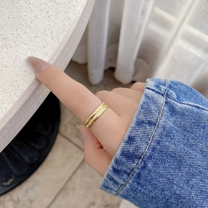 Bague double couche minimaliste en argent S925 doré portée sur l'index de la main