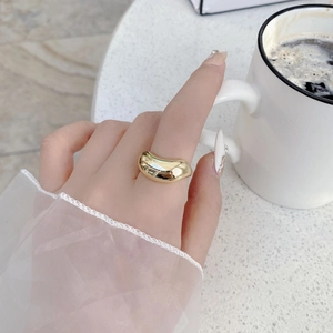 Détail d'une bague haricot polie en argent S925 doré avec un design minimaliste chic