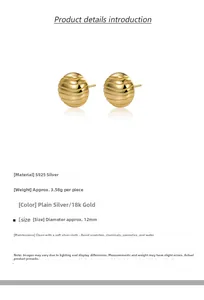 Détail de boucles d'oreilles rondes en argent S925 avec texture ondulée et diamètre de 12 mm