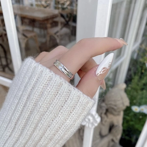 Bague double couche en argent S925 minimaliste portée au doigt avec éclairage naturel