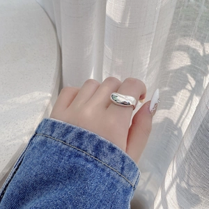 Vue détaillée d'une bague géométrique épaisse en argent S925 au style minimaliste