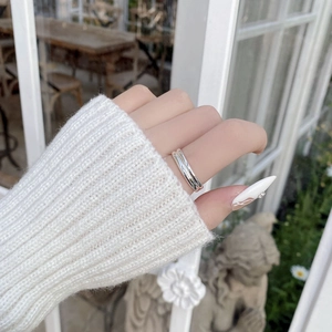 Gros plan d'une bague double couche en argent sterling S925 portée par un mannequin
