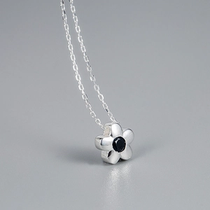 Minimalistische S925 Sterlingsilber Kette mit Gänseblümchen-Anhänger und schwarzem Zirkon