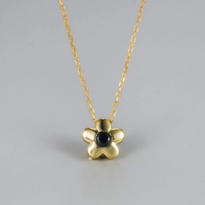 Detail der s925 Gänseblümchen-Kette mit schwarzem Zirkon und vergoldeter Gliederkette