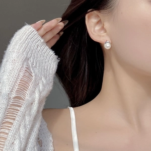 Boucle d'oreille perle baroque en argent sterling 925 portée par un mannequin