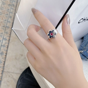 Adjustable 925 sterling silver ring with pink flower zircon, worn on model hand