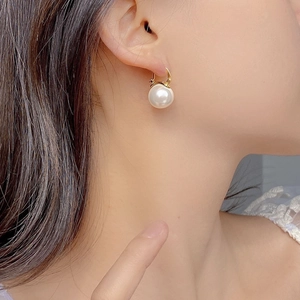 Elegant S925 silver pearl huggie earring with large round white shell pearl on model