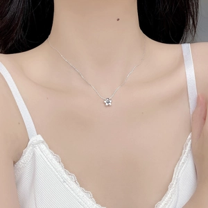 S925 Sterlingsilber Gänseblümchen Kette mit schwarzem Stein Anhänger für Damen