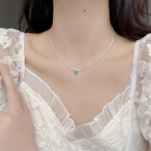 Collier minimaliste en argent S925 avec pendentif diamant vert brillant sur modèle