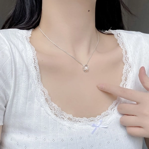 S925 sterling silver necklace featuring a natural freshwater pearl in a floral setting