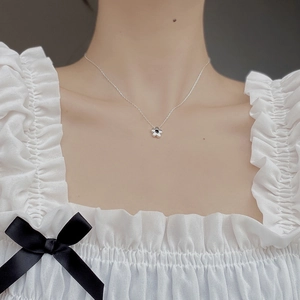 Detail der S925 Sterling Silber Gänseblümchen Kette mit schwarzem Zirkon am Model