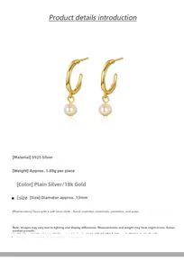 Dettaglio di orecchini a cerchio a C in argento S925 oro 18K con ciondoli di perle