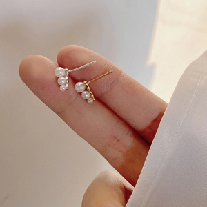 Elegant S925 sterling silver mini triple pearl stud earrings in gold and silver finish