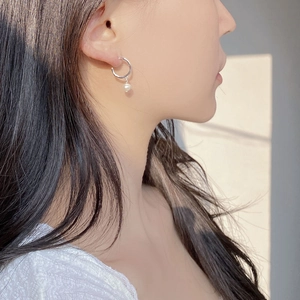 Orecchini a cerchio minimalisti a forma di C in argento con piccola perla d'acqua dolce bianca
