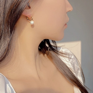 Elegant 925 sterling silver heart-shaped gold hoop earrings with white freshwater pearls