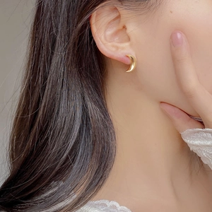Minimalist S925 sterling silver crescent moon stud earrings in polished gold finish