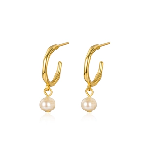 Orecchini a cerchio dorati con perle e design a onda irregolare dallo stile elegante