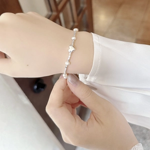 Bracelet cœur en argent sterling S925 avec perles naturelles porté au poignet