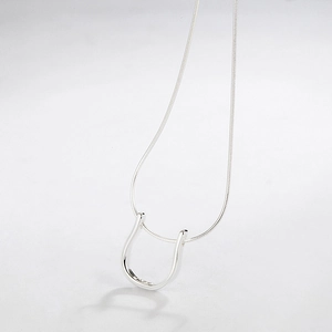 Pendentif fer à cheval en argent S925 poli sur une chaîne serpent élégante pour femme