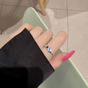 Modèle portant une bague géométrique irrégulière en argent 925 avec zircons colorés