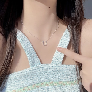 Élégant collier fer à cheval en argent S925 en forme de U porté par un mannequin femme