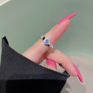 Bague irrégulière en argent S925 avec zircons bleus portée au doigt par un mannequin