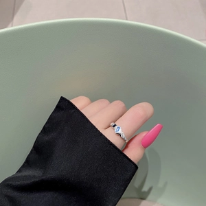 Détail de la bague en argent ondulée avec émail bleu et blanc au design irrégulier