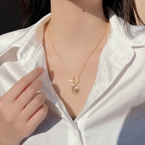 925 silver golden mesh H-letter OT buckle necklace with quilted texture pendant on model