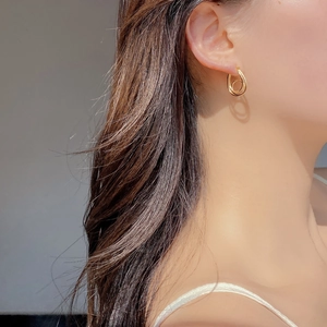 Französische minimalistische S925 Silberknoten-Doppelreifen-Ohrringe in Gold am Modell