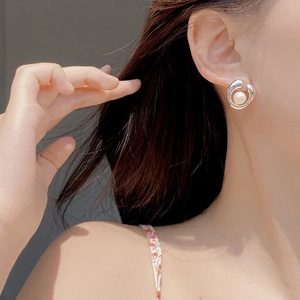 Elegant S925 sterling silver earrings with natural freshwater pearls on model