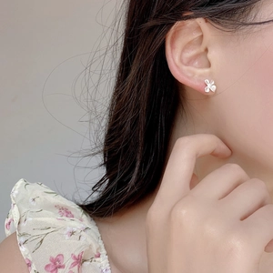 Boucles d'oreilles fleur de gardénia en argent S925 portées par un mannequin de profil