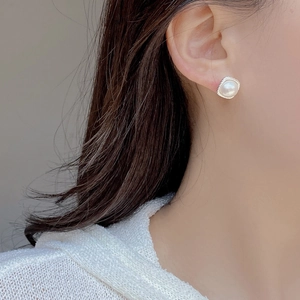 Orecchini a perno con perla d'acqua dolce e intreccio in argento S925 indossati
